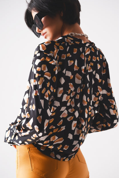 Blusa negra con estampado y parte delantera cruzada