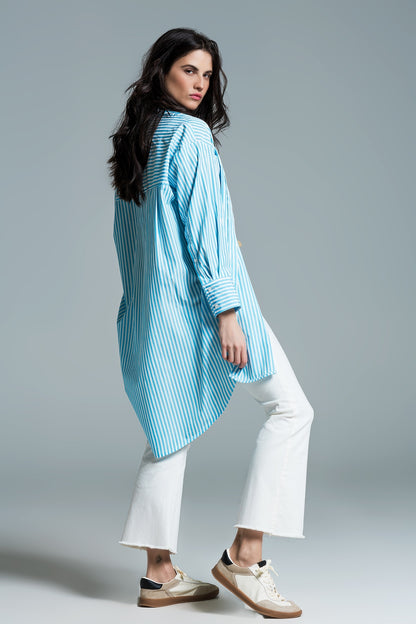 Blusa oversize azul claro con rayas blancas