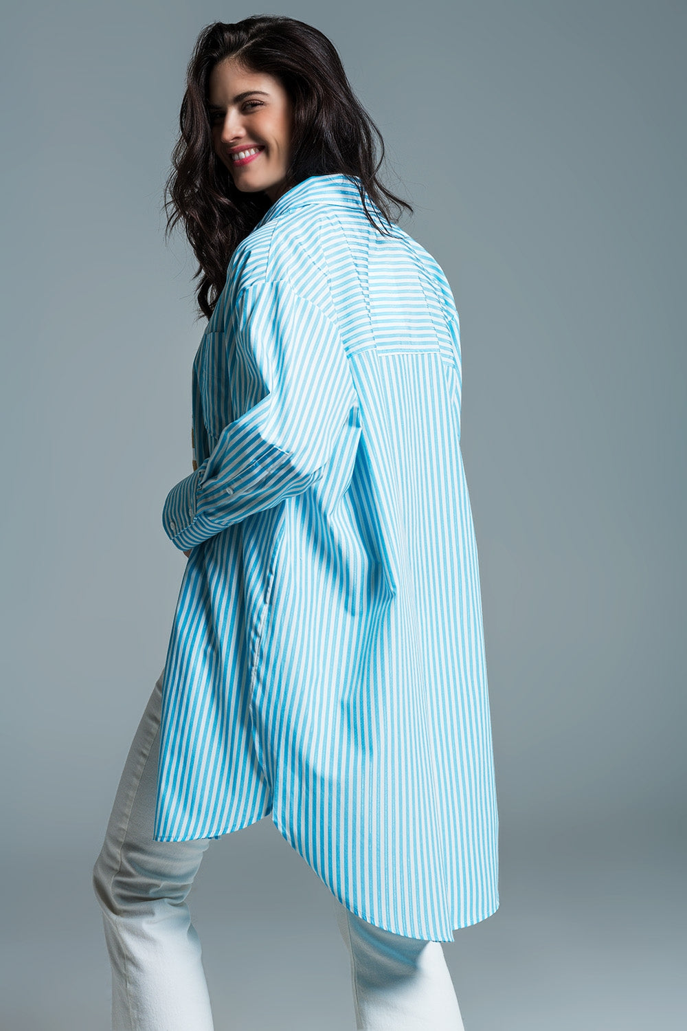Blusa oversize azul claro con rayas blancas