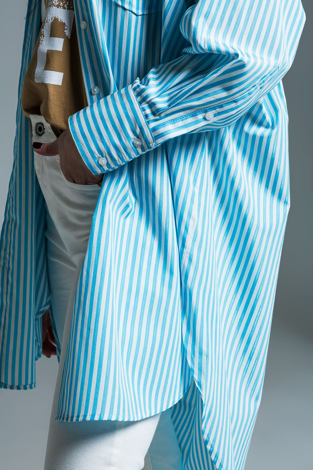 Blusa oversize azul claro con rayas blancas