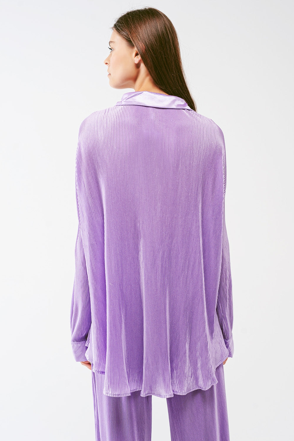 Blusa relajada plisada de satén en lila