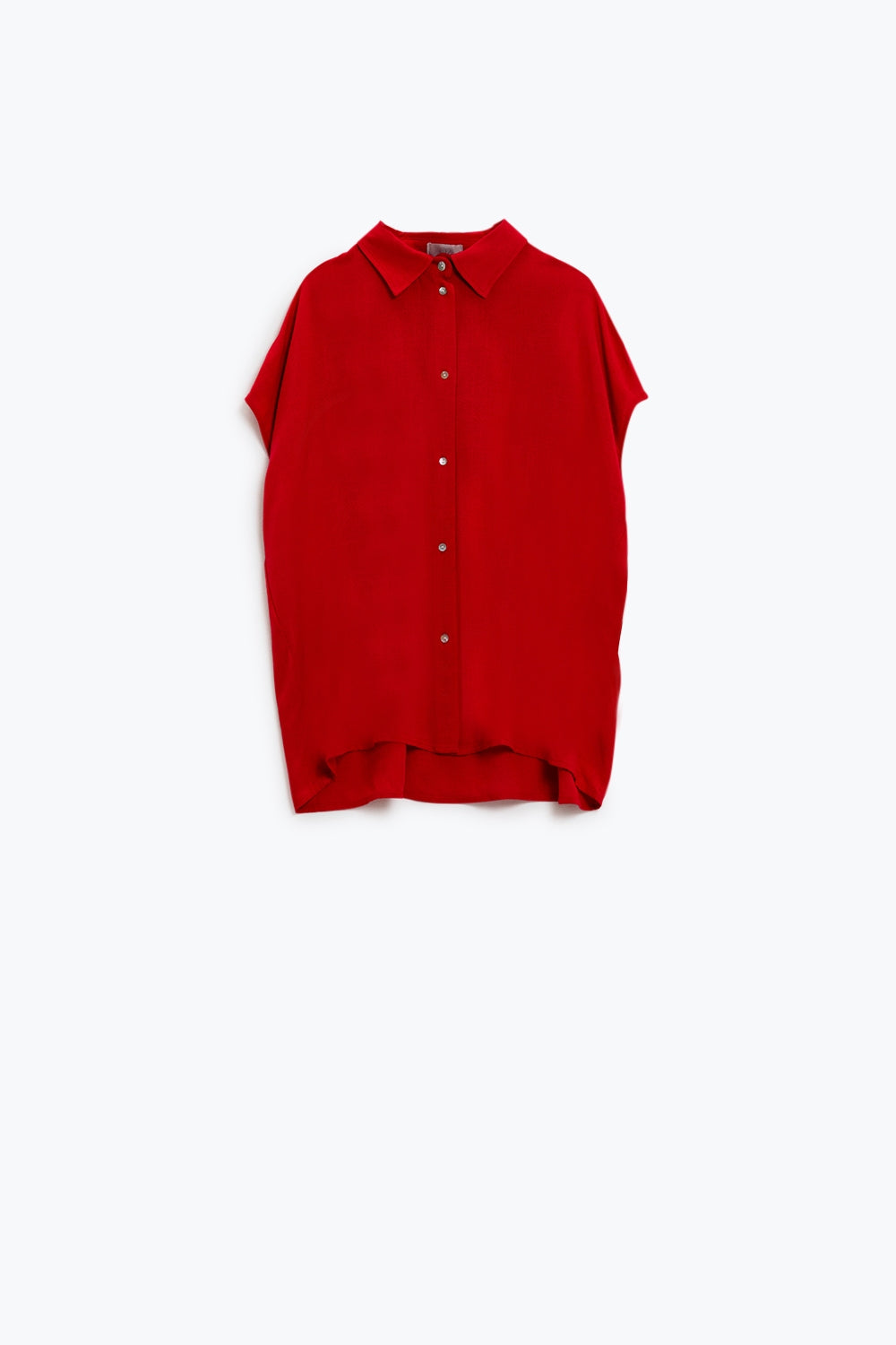 Blusa roja abotonada con cuello polo