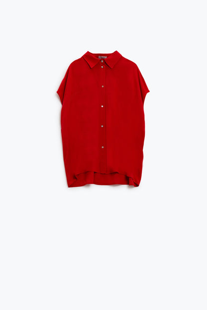Blusa roja abotonada con cuello polo
