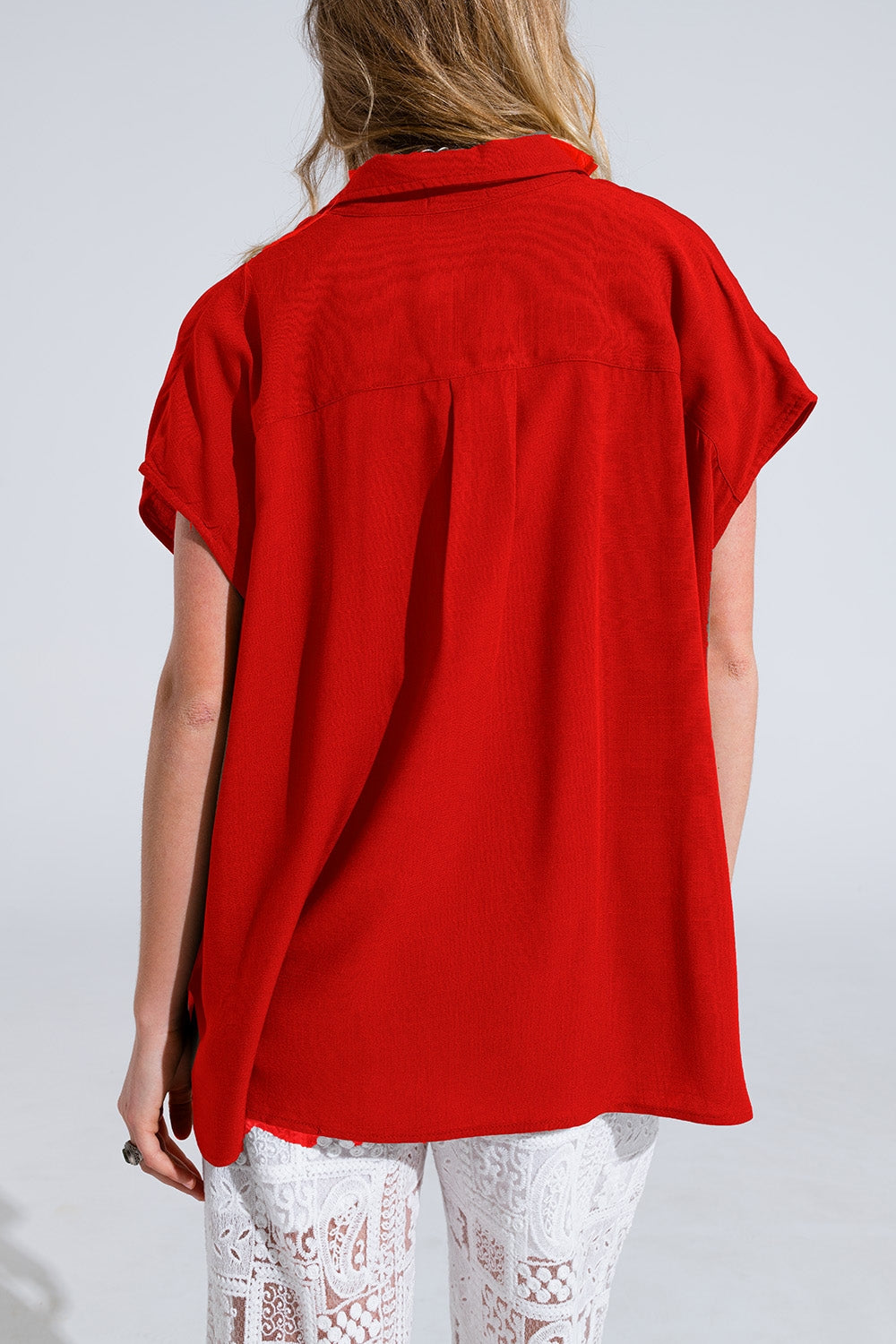 Blusa roja abotonada con cuello polo