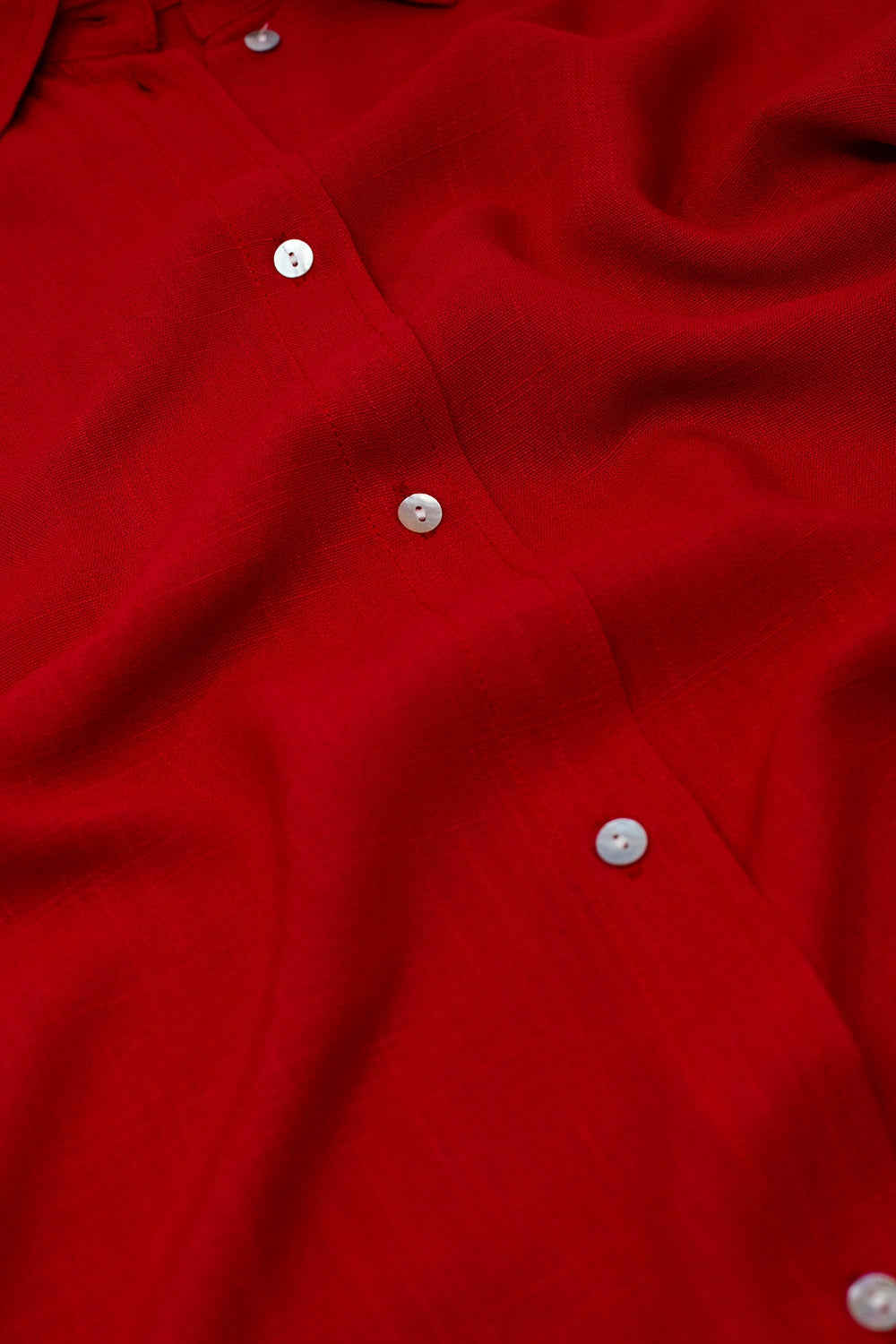 Blusa roja abotonada con cuello polo