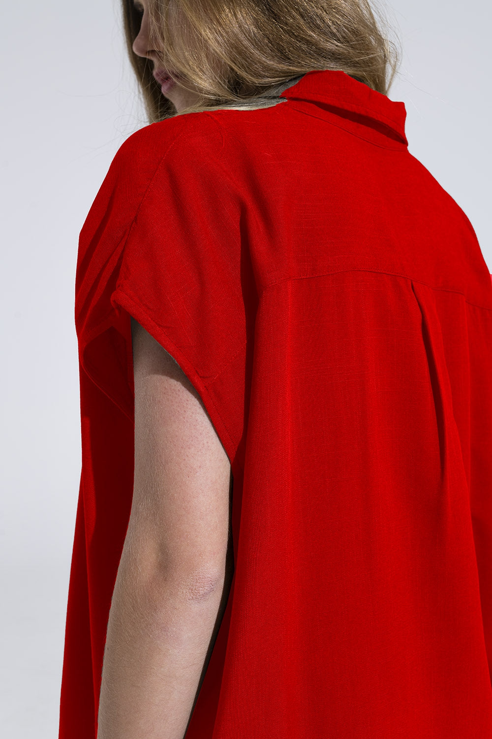Blusa roja abotonada con cuello polo