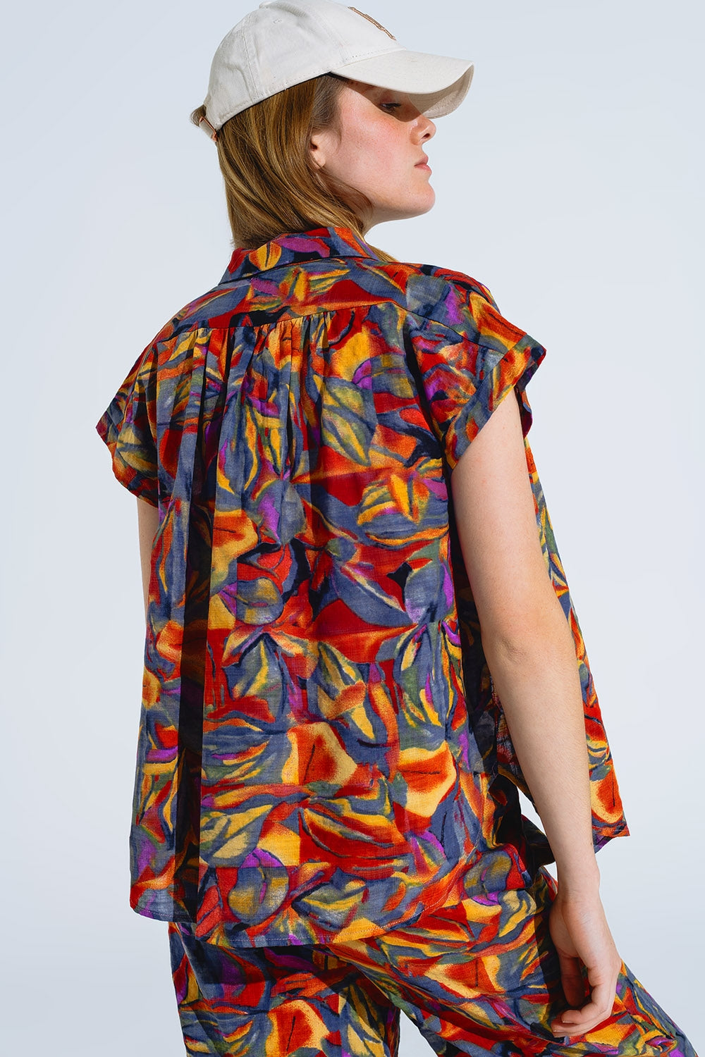 Blusa roja abotonada con estampado de flores multicolor