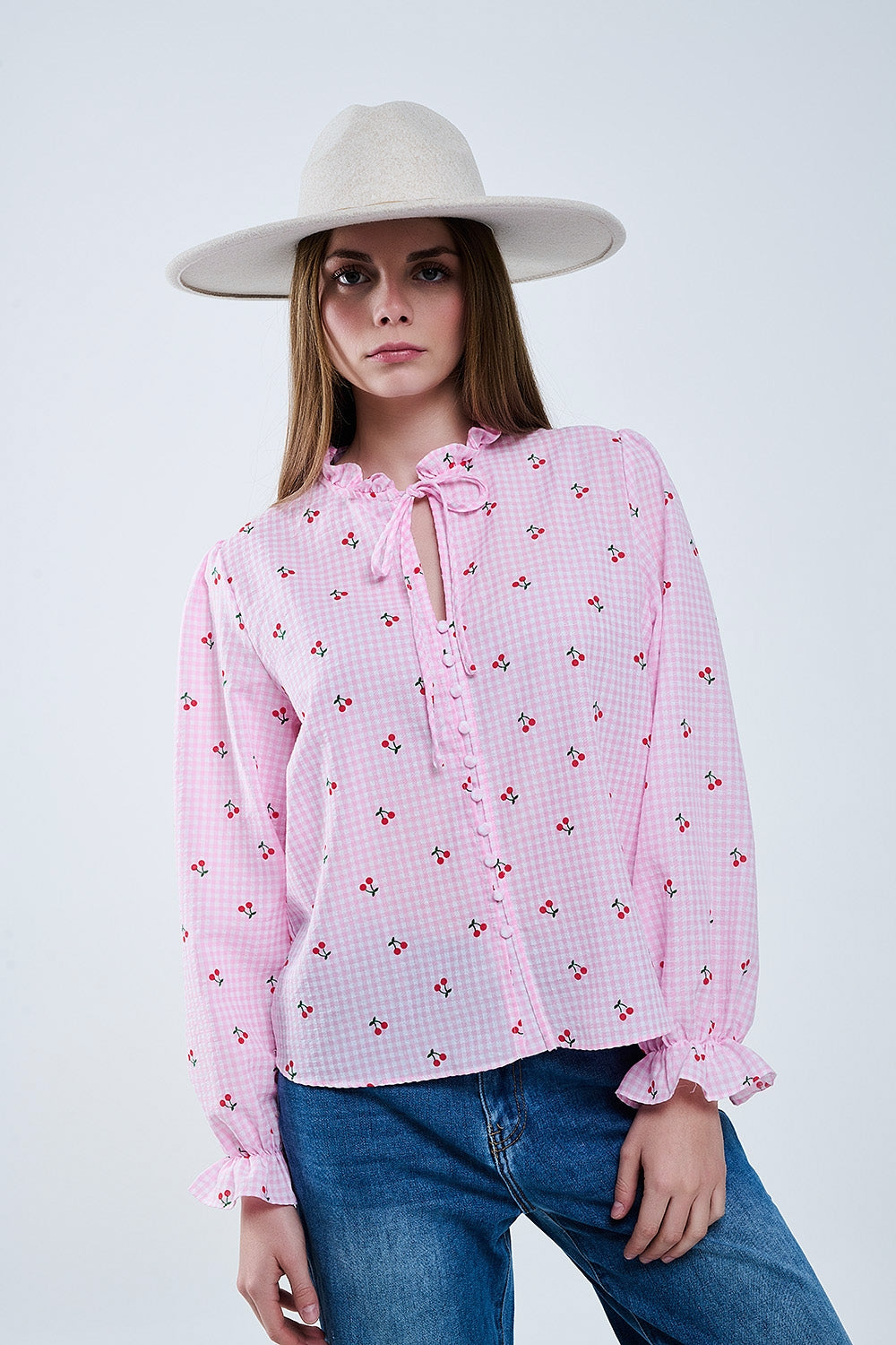 Blusa rosa con detalles de cerezas y lazo anudado