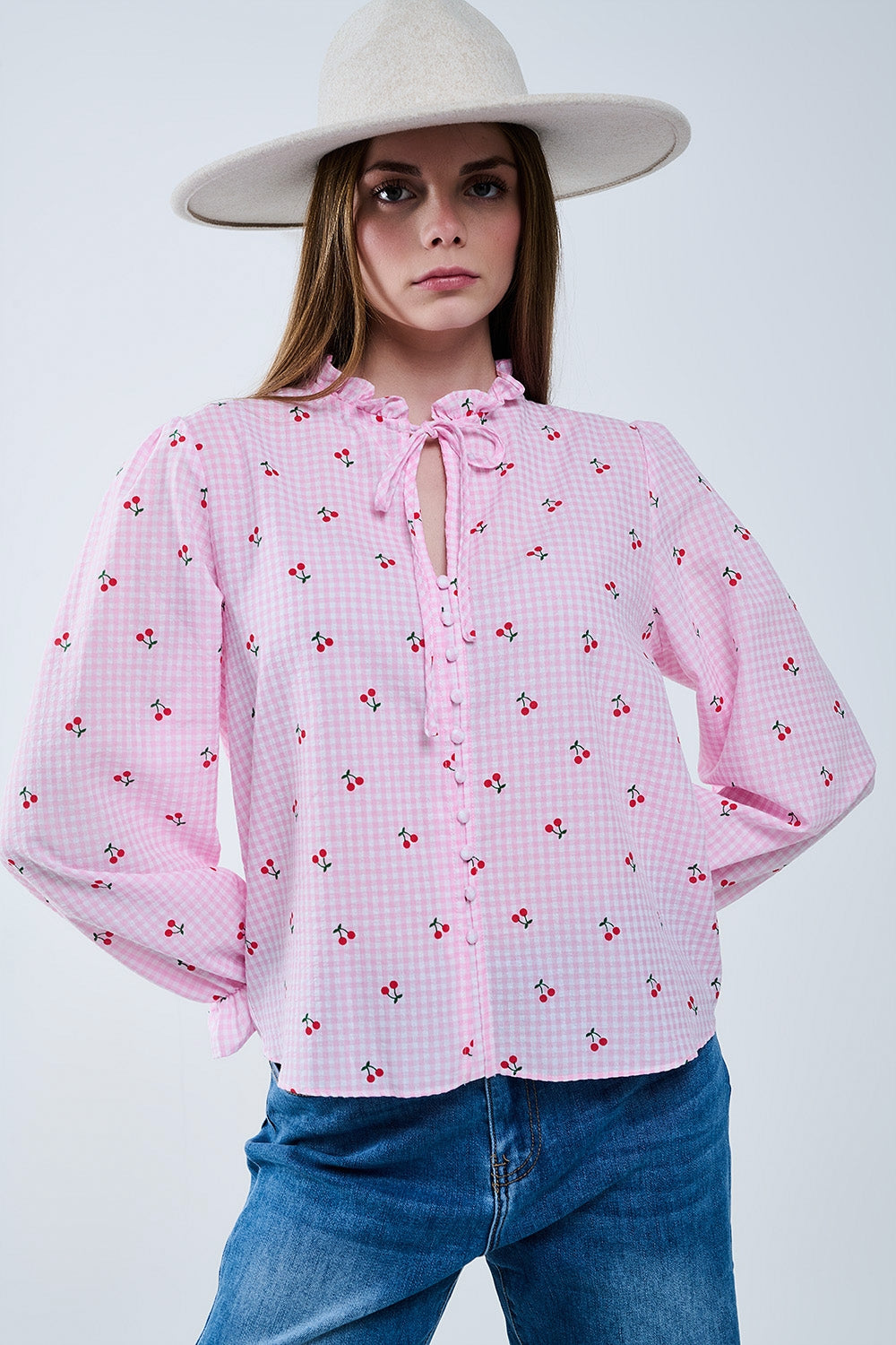 Blusa rosa con detalles de cerezas y lazo anudado