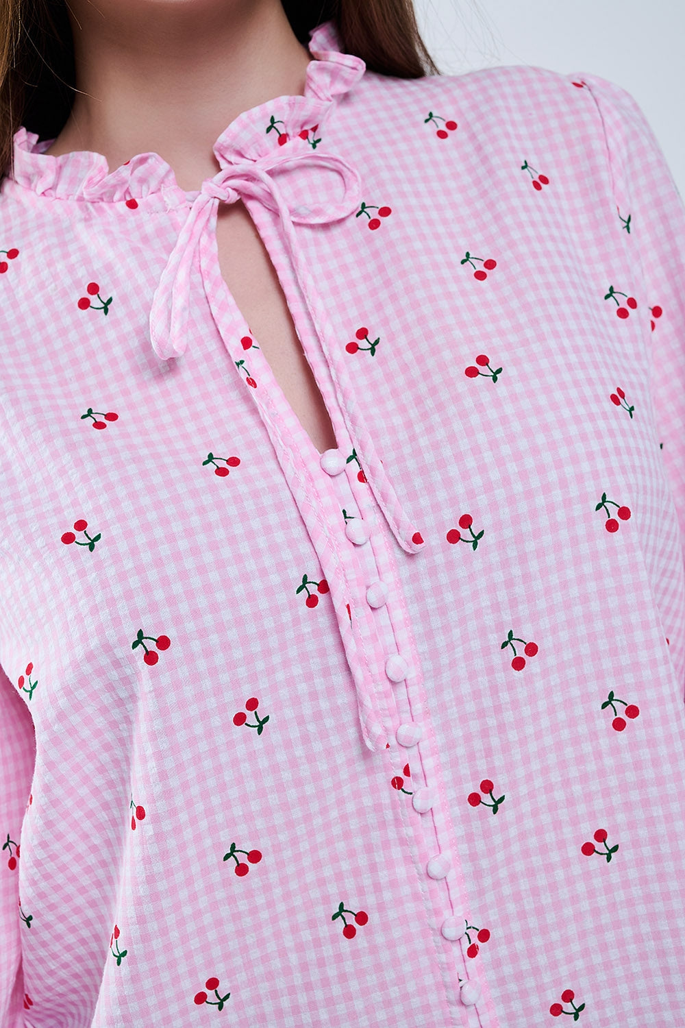Blusa rosa con detalles de cerezas y lazo anudado