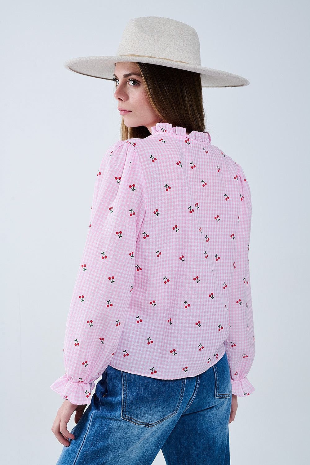 Blusa rosa con detalles de cerezas y lazo anudado