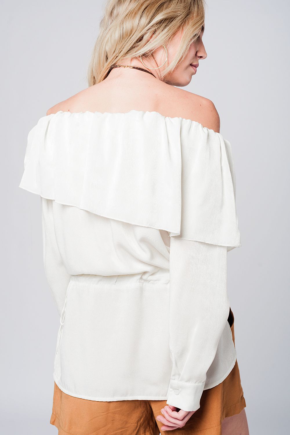 Blusa suave beige con volante y cinturón