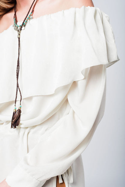 Blusa suave beige con volante y cinturón
