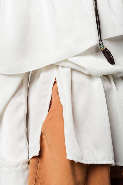 Blusa suave beige con volante y cinturón