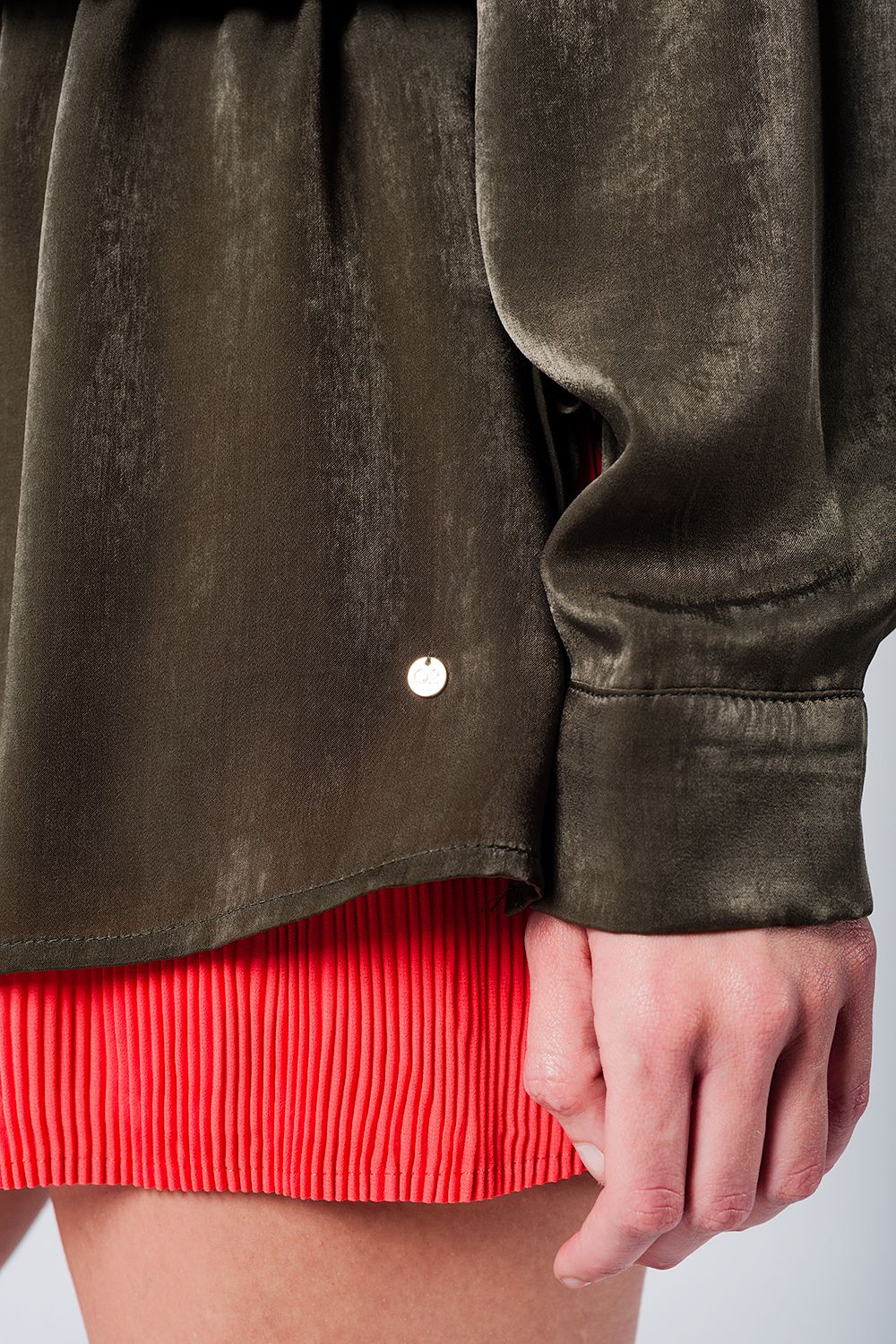 Blusa suave kaki con volante