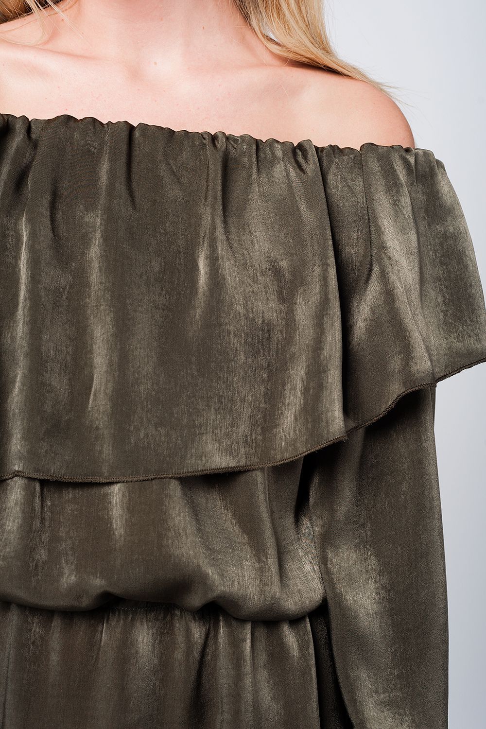 Blusa suave kaki con volante