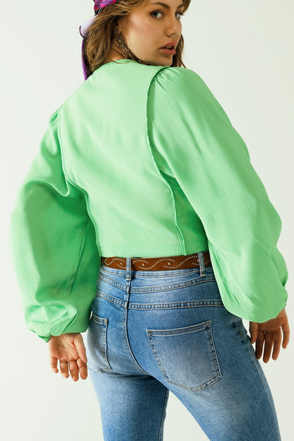 Blusa verde con mangas globo y cierre frontal con botones