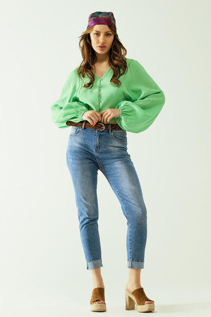 Blusa verde con mangas globo y cierre frontal con botones