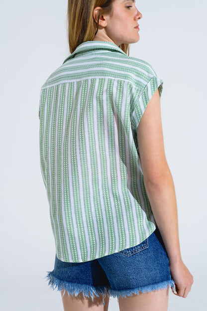 Blusa verde de rayas verticales y manga corta