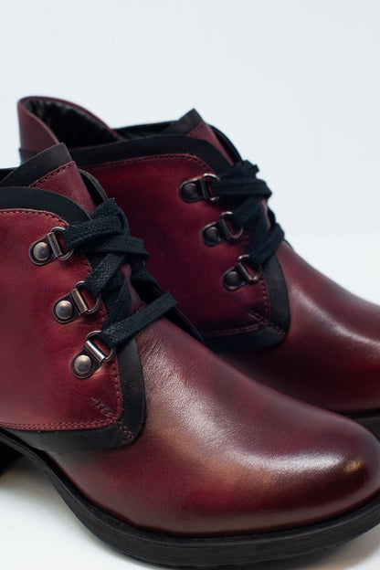 Botas de cuero con cordones en granate