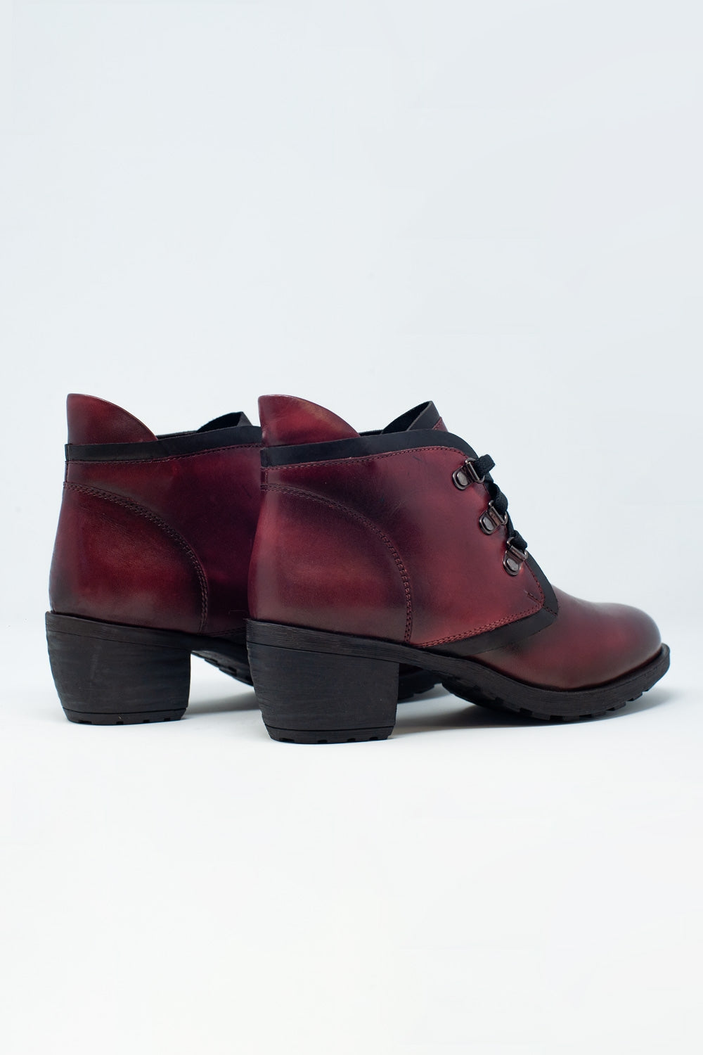 Botas de cuero con cordones en granate
