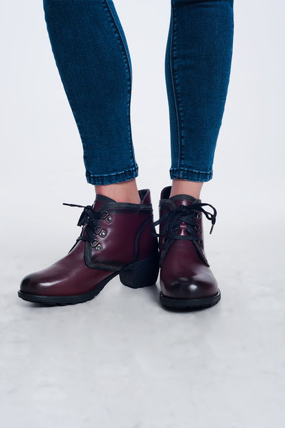 Botas de cuero con cordones en granate