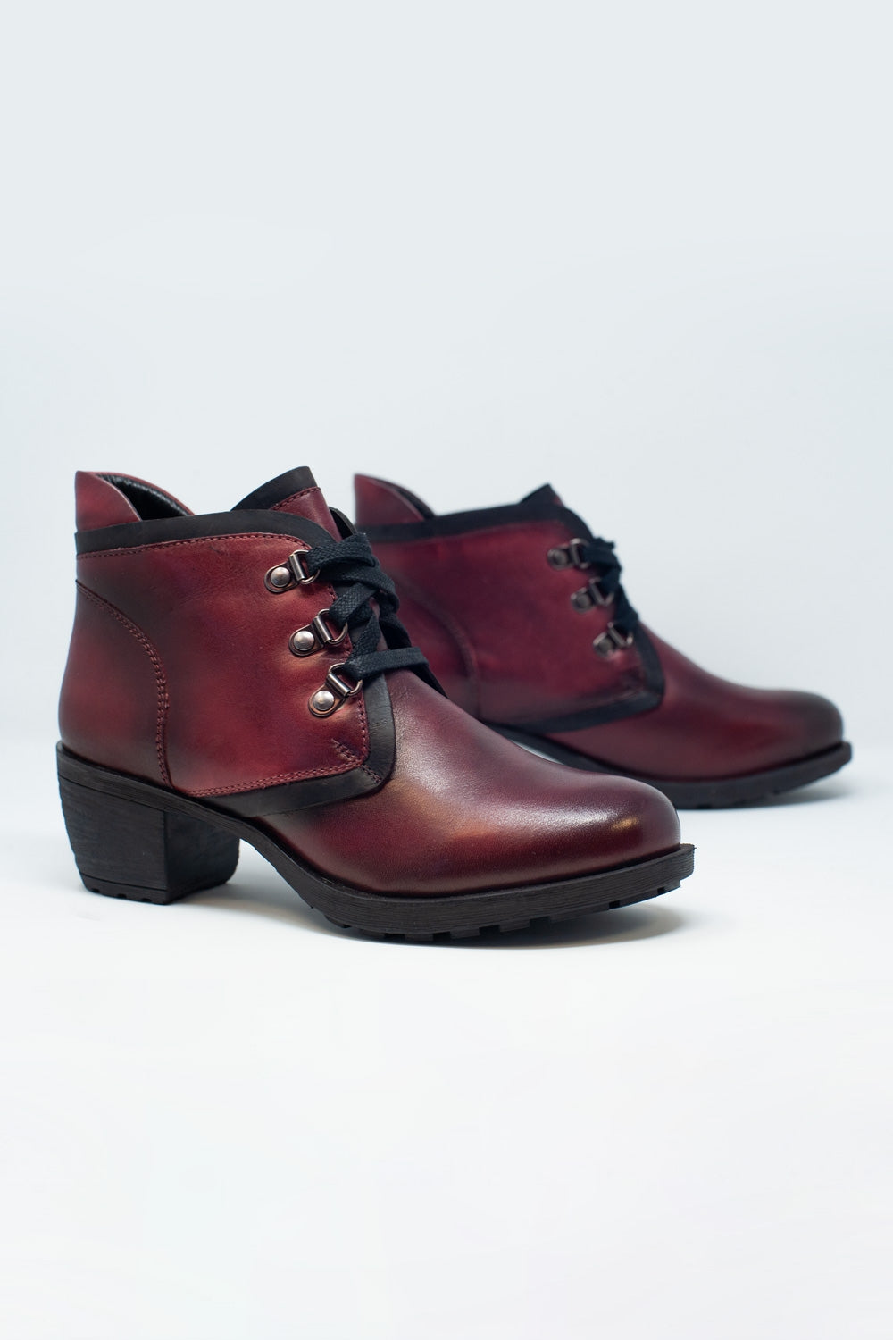 Botas de cuero con cordones en granate