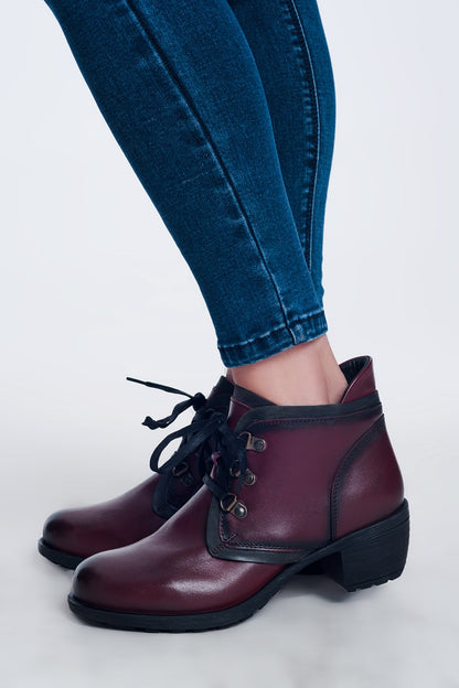 Botas de cuero con cordones en granate