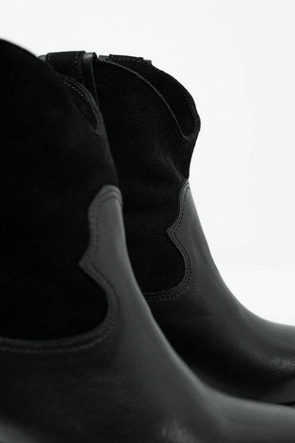 Botas estilo oeste con tacón medio en negro
