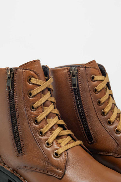 Botas militares gruesas de cuero en marron