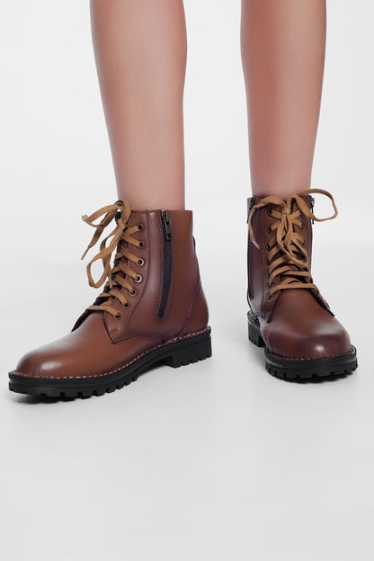 Botas militares gruesas de cuero en marron