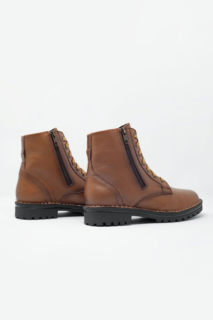Botas militares gruesas de cuero en marron