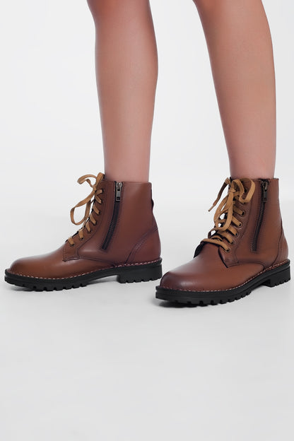 Botas militares gruesas de cuero en marron
