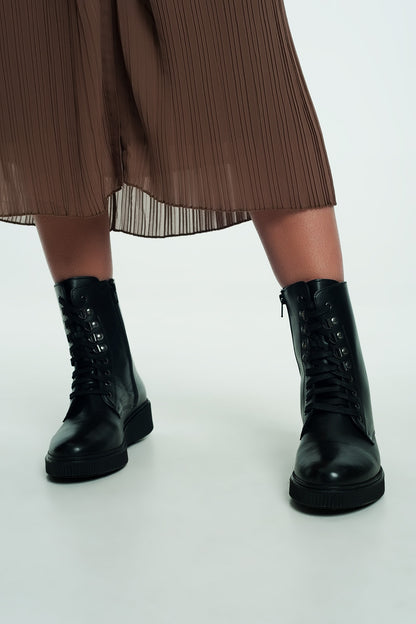 Botas negras con cordones