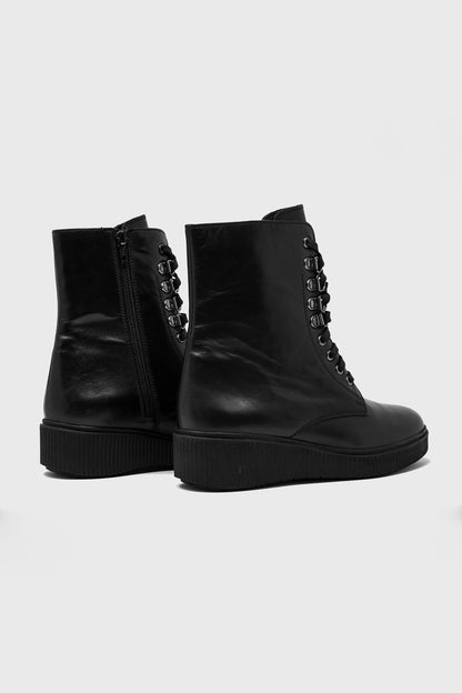 Botas negras con cordones