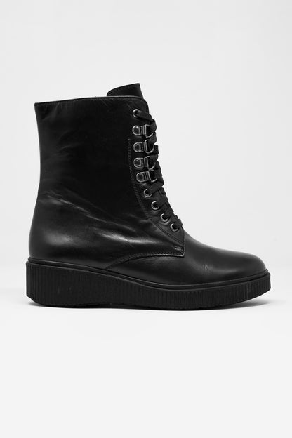 Botas negras con cordones