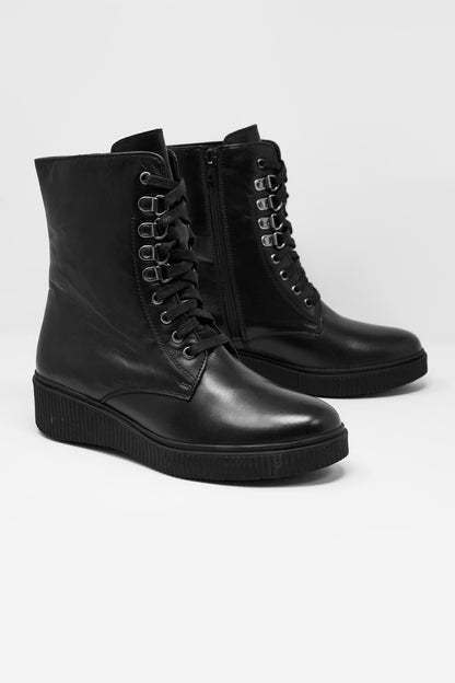 Botas negras con cordones