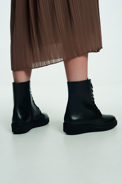 Botas negras con cordones