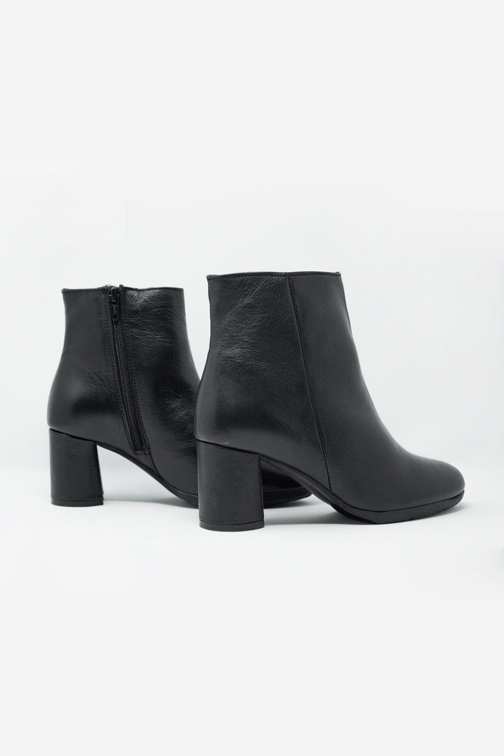 Botines de tacón medio en cuero negro