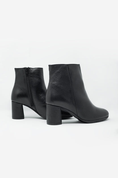 Botines de tacón medio en cuero negro
