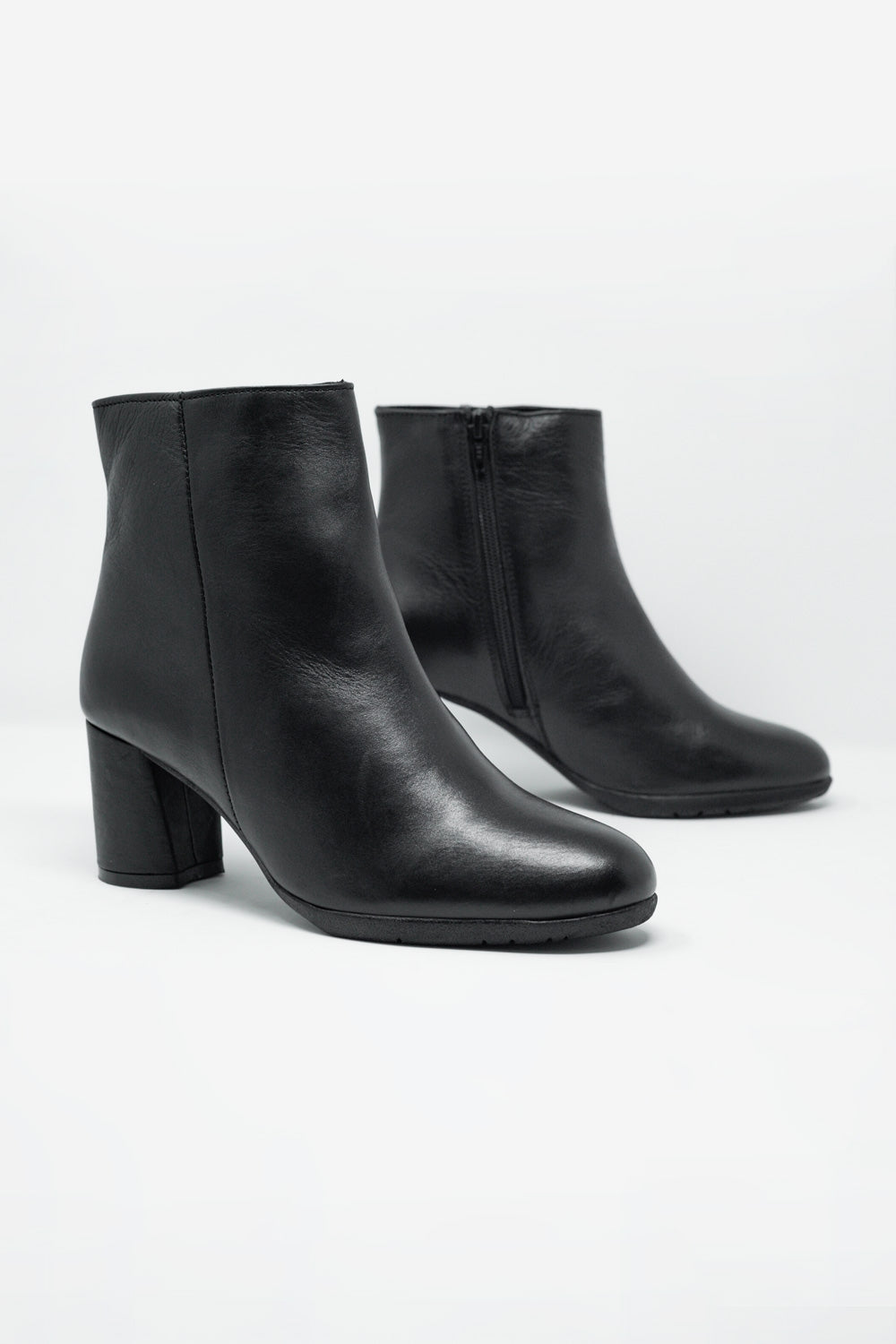 Botines de tacón medio en cuero negro