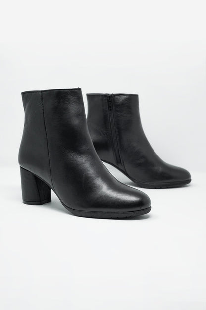 Botines de tacón medio en cuero negro