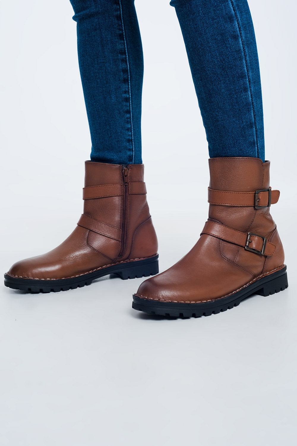 Botines marrones con detalle de hebillas
