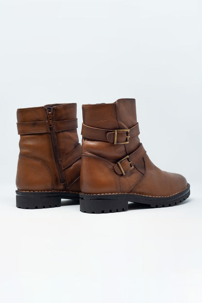 Botines marrones con detalle de hebillas