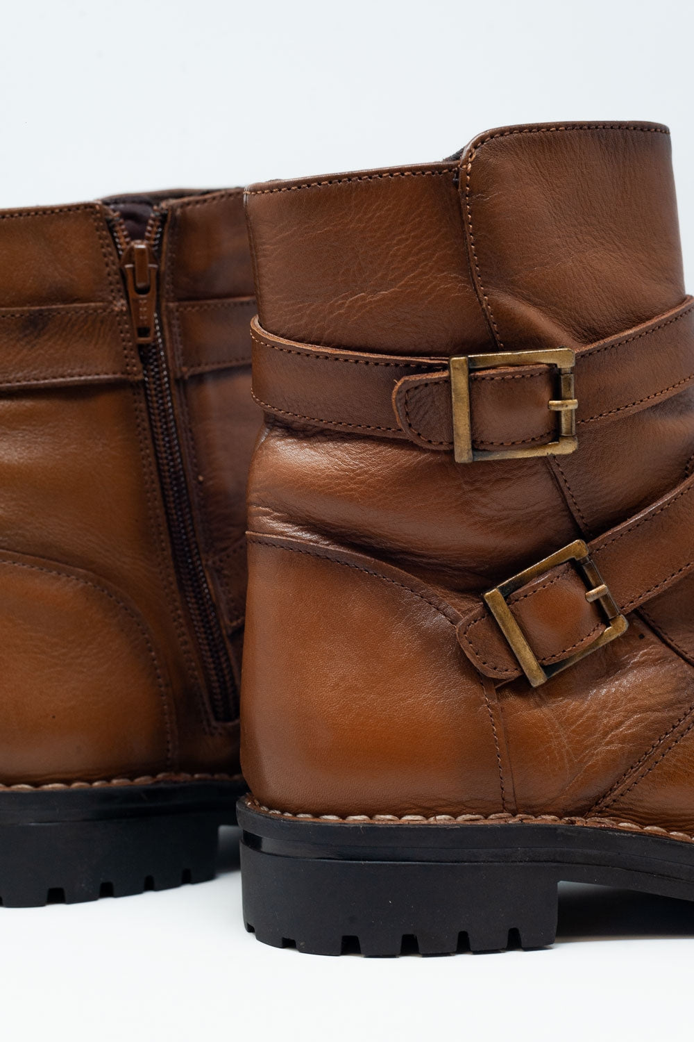 Botines marrones con detalle de hebillas