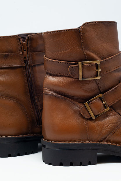 Botines marrones con detalle de hebillas