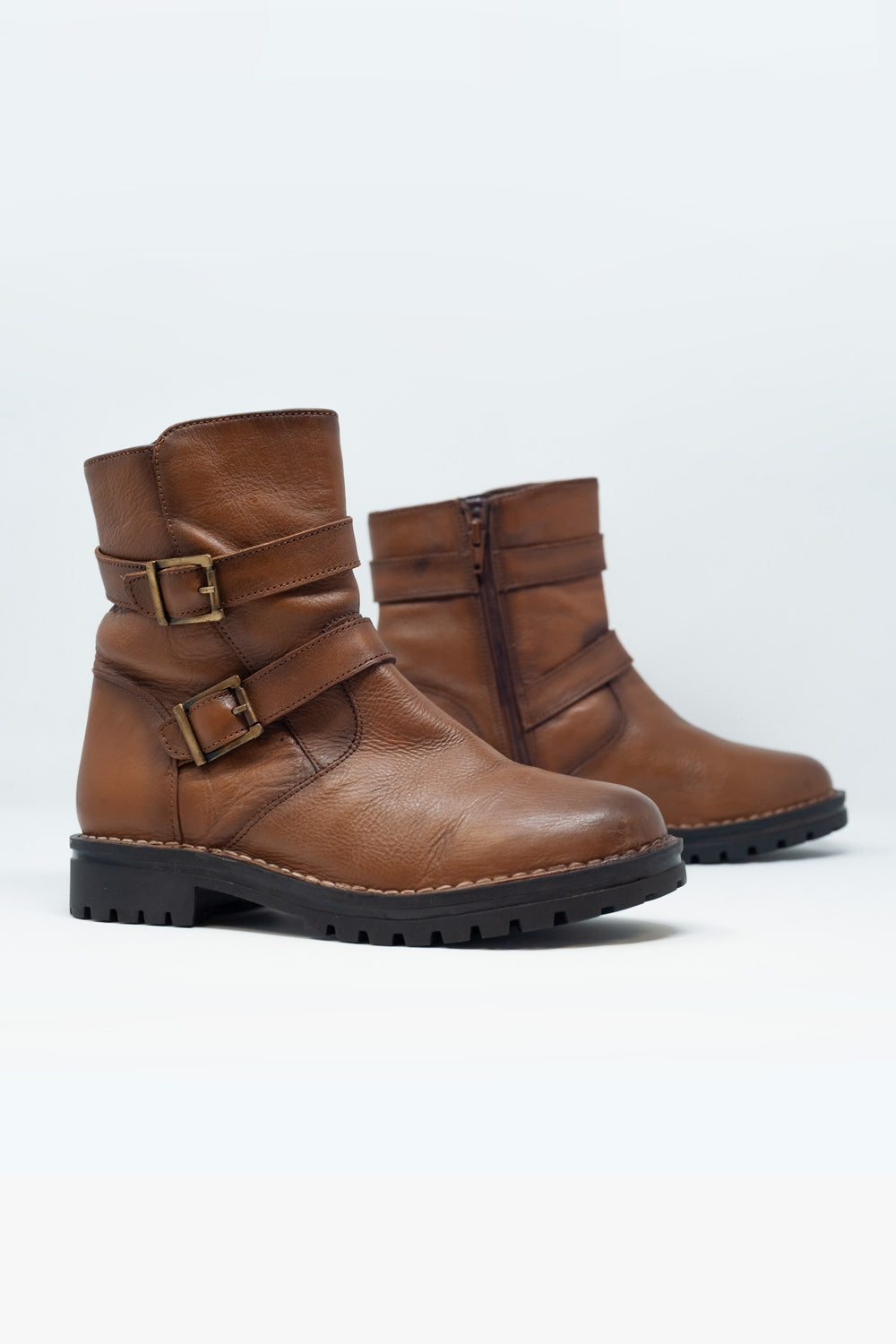 Botines marrones con detalle de hebillas