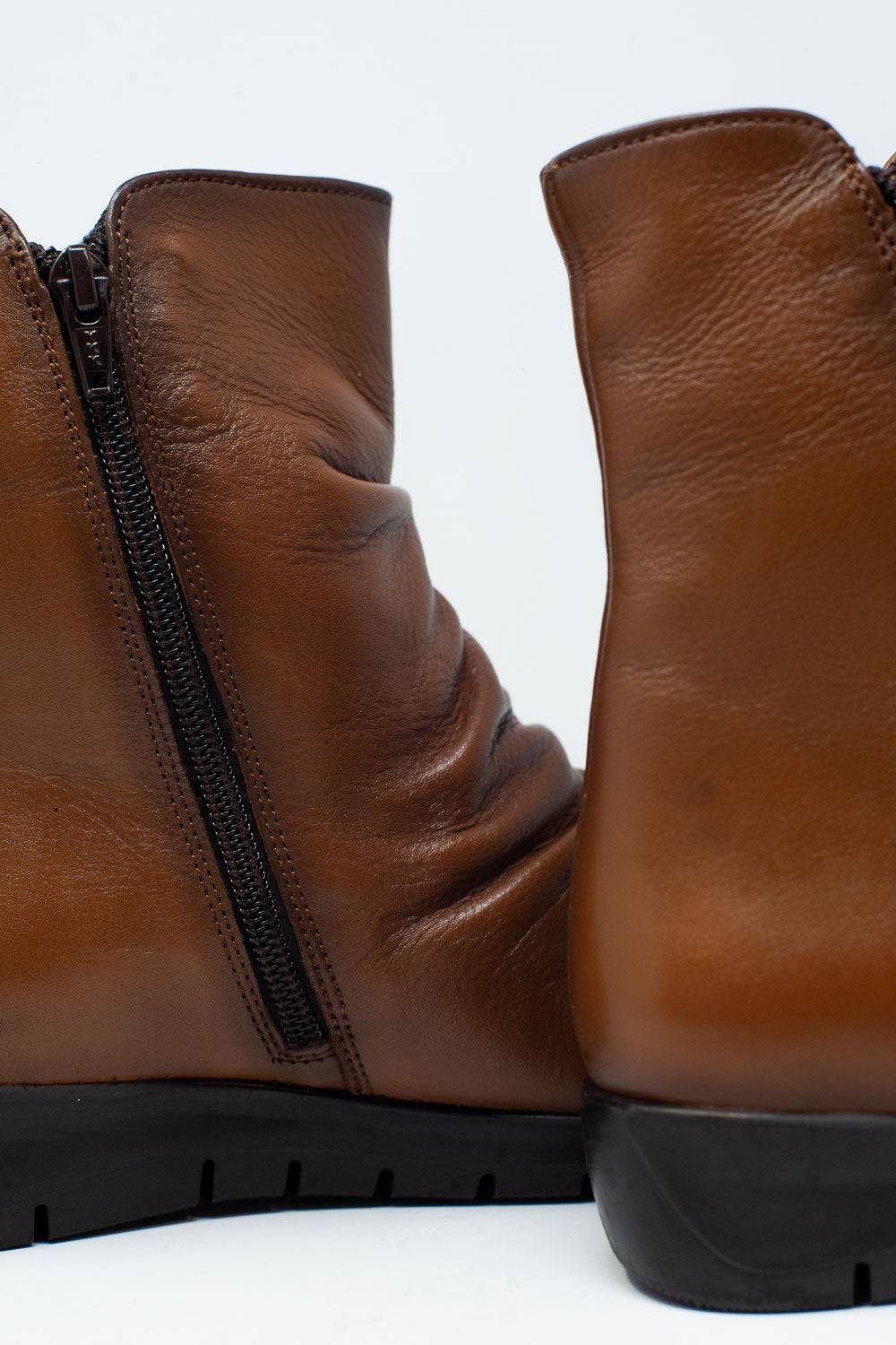 Botines planos de cuero en marron