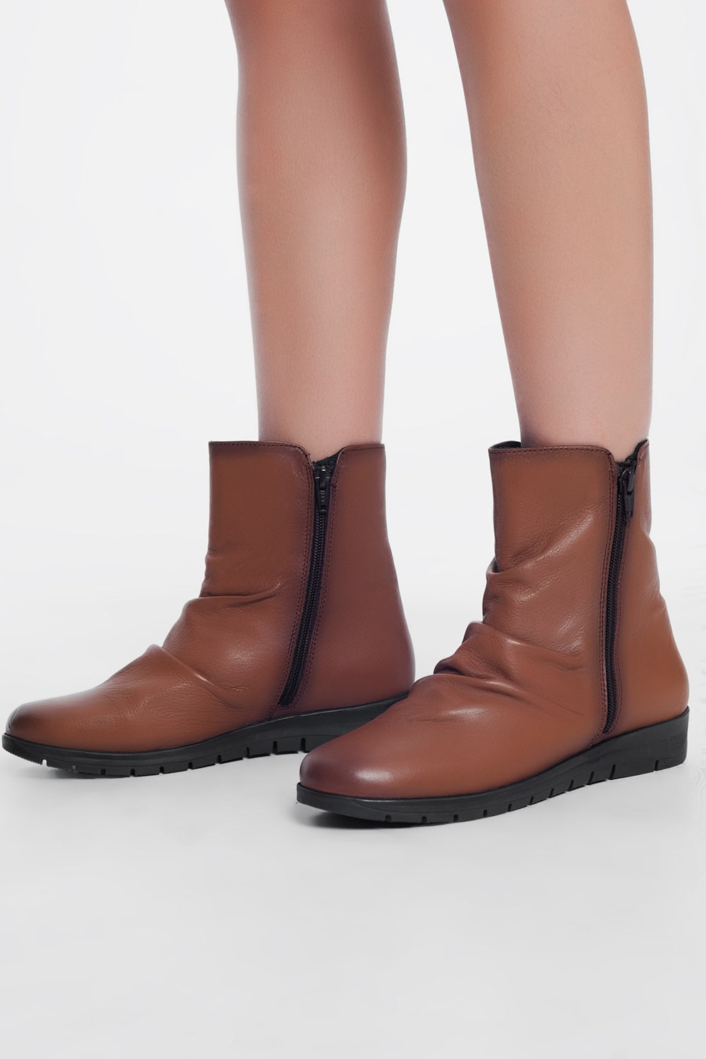 Botines planos de cuero en marron