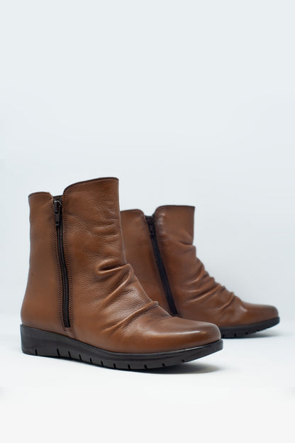 Botines planos de cuero en marron